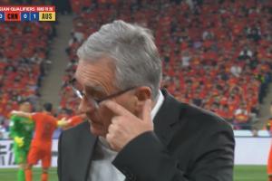 王大雷黄油手送礼！场边的伊万转头无奈抹眼角，与助教讨论换人